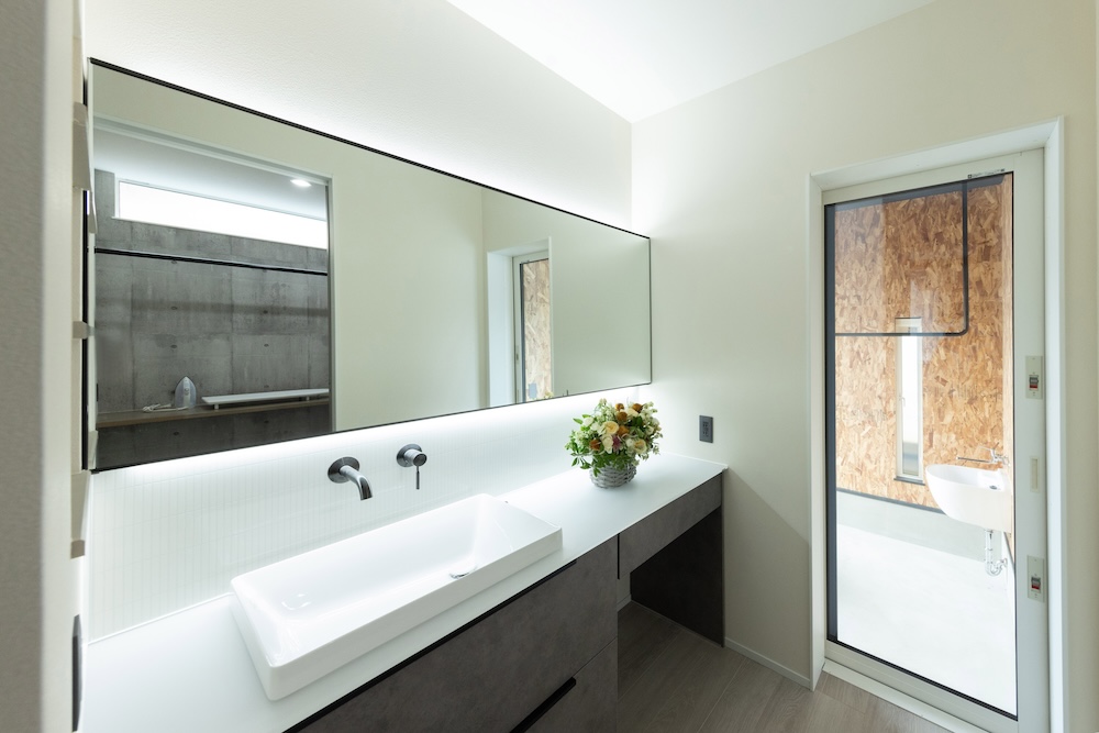 大きな鏡の洗面所